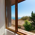 Royal Blue With Sea View In Old 3* נסבר