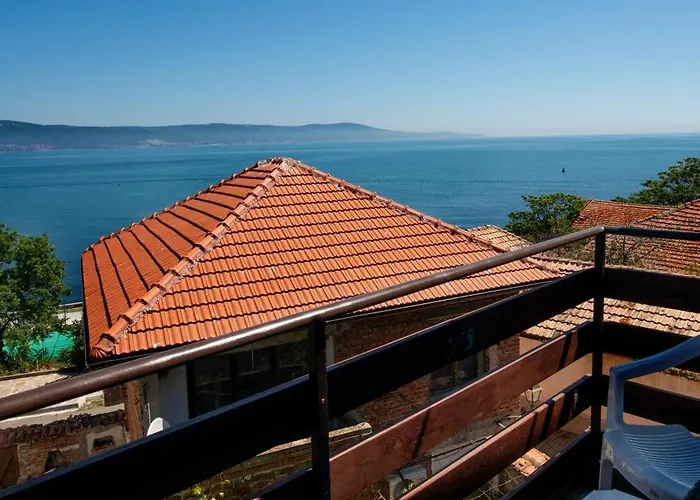 Royal Blue With Sea View In Old Gæstehus