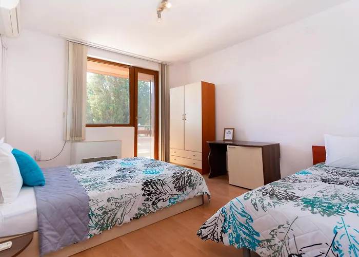 Royal Blue With Sea View In Old Gæstehus