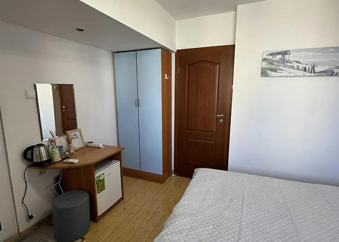 Royal Blue With Sea View In Old Gæstehus