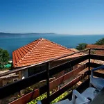 Royal Blue With Sea View In Old Guest house